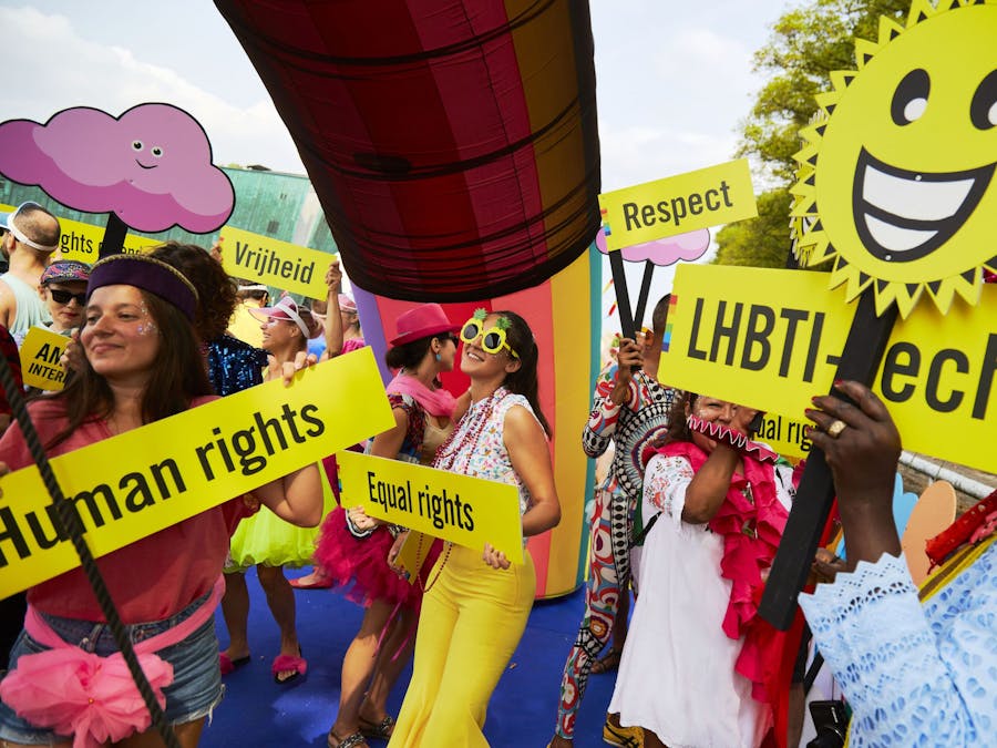 De Amnesty-boot tijdens de Canal Parade op de Gay Pride 2018 in Amsterdam