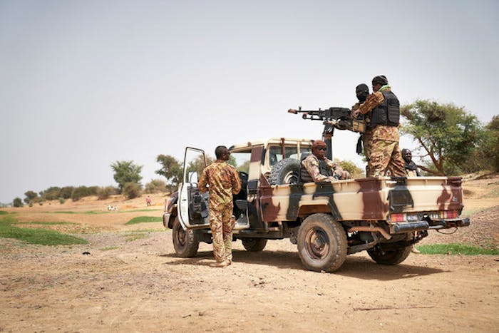 Malinese soldaten op patrouille, februari 2018