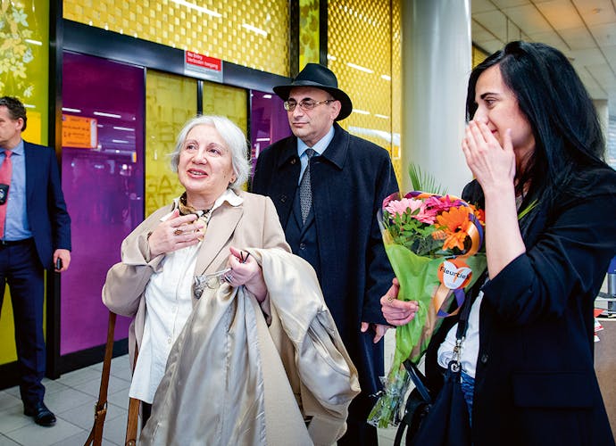Leyla en Arif Yunus landen half april op Schiphol. Rechts: dochter Dinara.