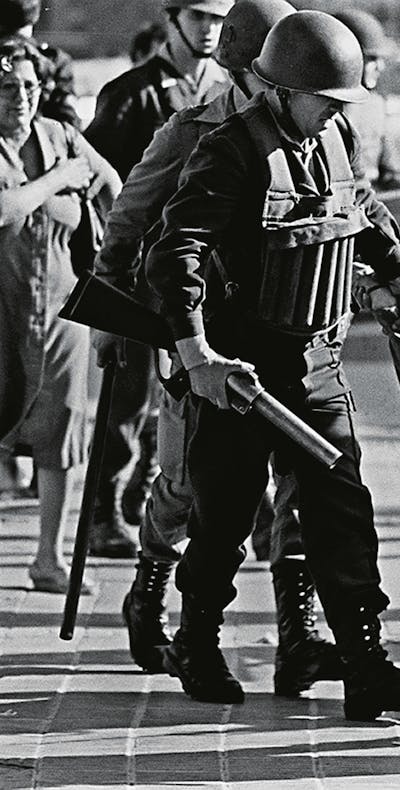 Een demonstrant wordt in 1982 opgepakt tijdens een protest tegen het regime.
