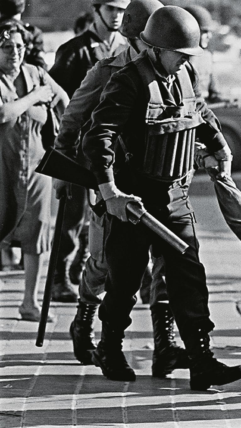 Een demonstrant wordt in 1982 opgepakt tijdens een protest tegen het regime.