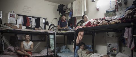 Nepalese arbeidsmigranten in hun slaapzaal.