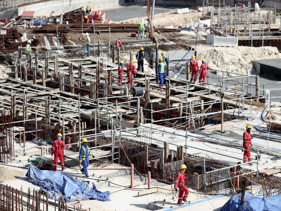 Bouwvakkers werken aan het Al Bayt-voetbalstadion in de Qatarese hoofdstad Doha.