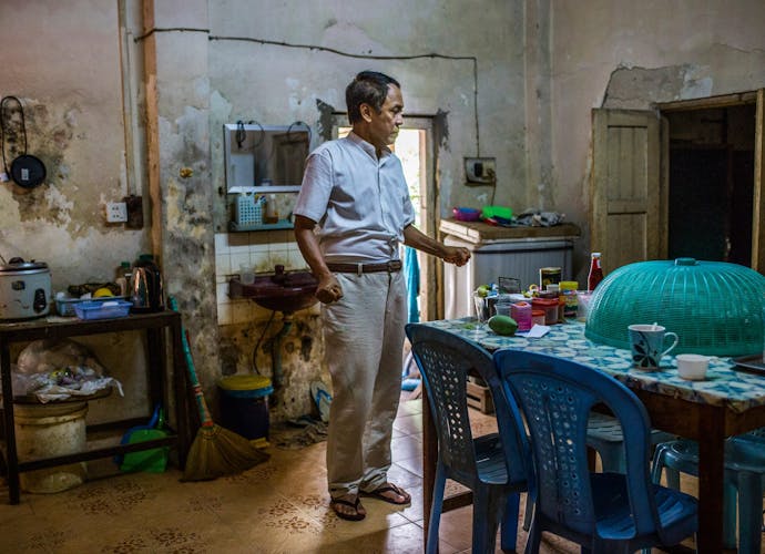 Khin Zaw Win, thuis in Yangon: ‘Zonder optimisme had ik de gevangenis niet overleefd.’