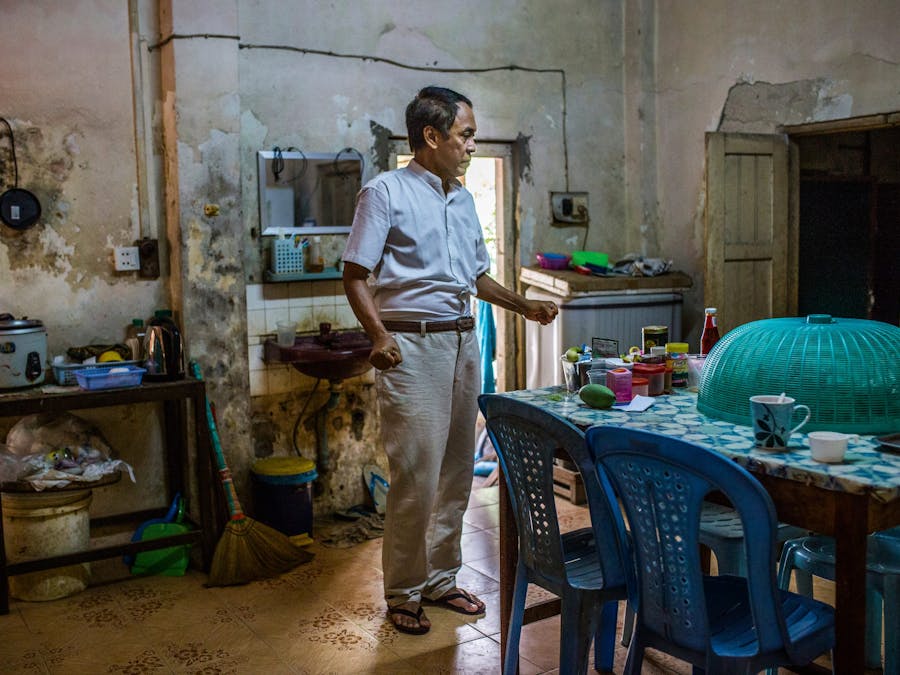 Khin Zaw Win, thuis in Yangon: ‘Zonder optimisme had ik de gevangenis niet overleefd.’