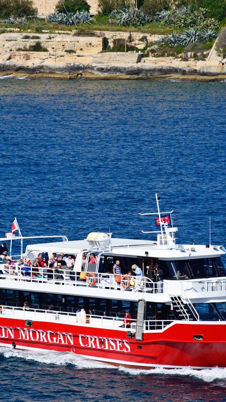 Een toeristenboot voor de haven van de hoofdstad van Malta, Valletta