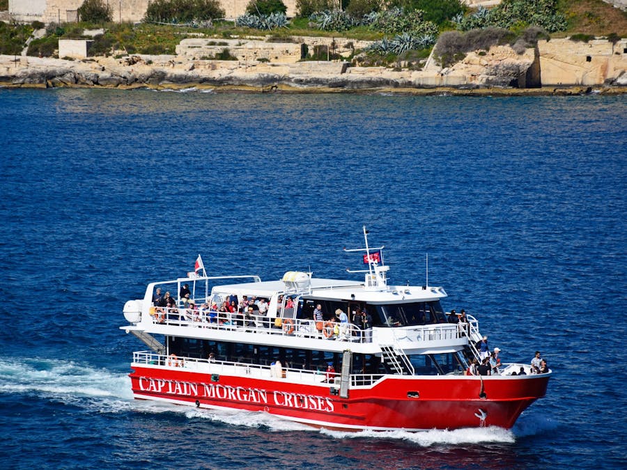 Een toeristenboot voor de haven van de hoofdstad van Malta, Valletta