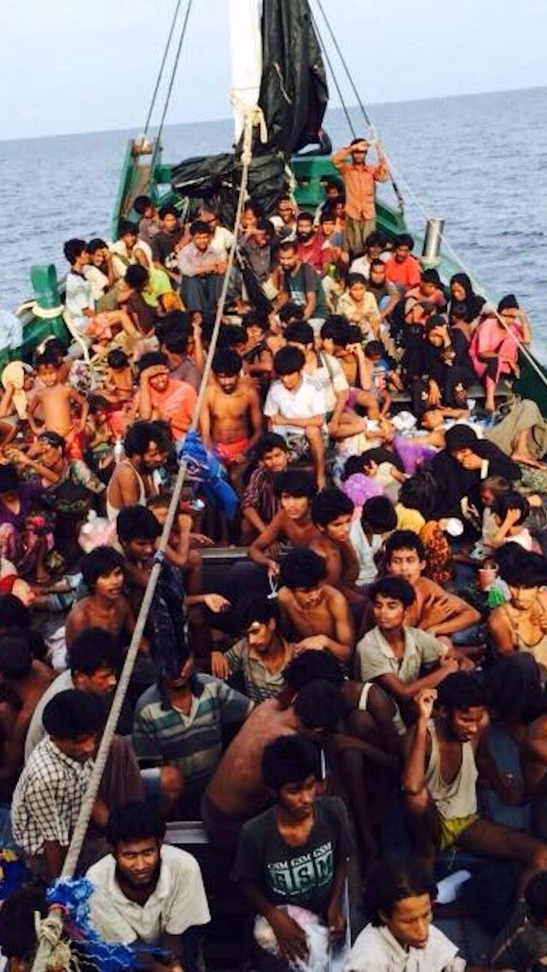 Boot met Rohingya bij de kust van Maleisië en Thailand