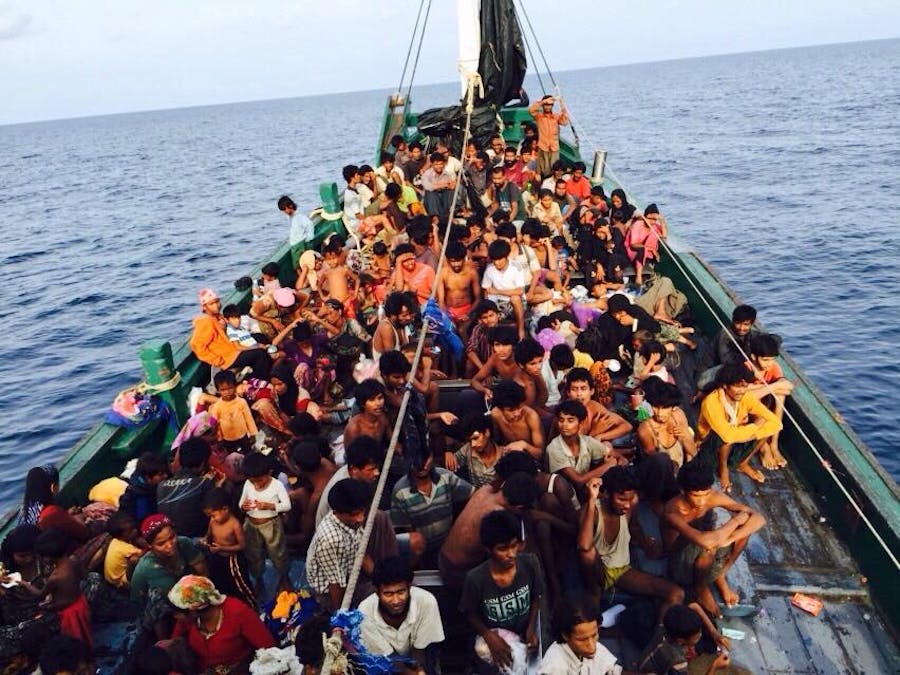 Boot met Rohingya bij de kust van Maleisië en Thailand
