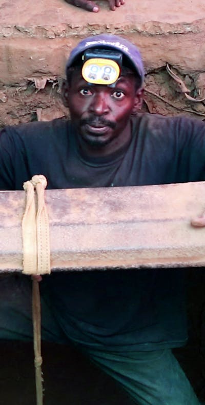 Mijnwerkers in de Democratische Republiek Congo werken onder erbarmelijke omstandigheden in kobaltmijnen. Nederlandse verzekeraars doen daar niets aan.