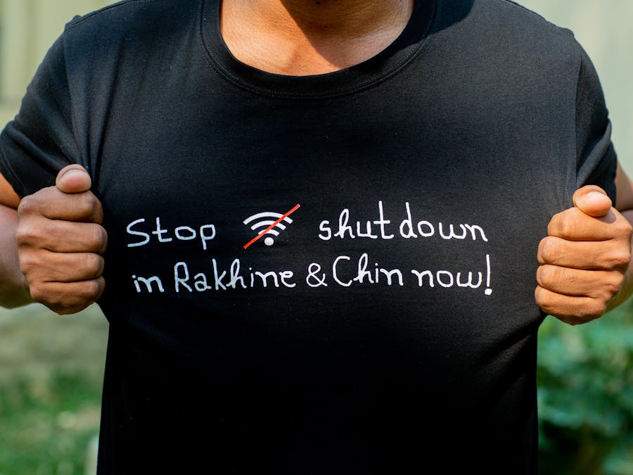 Protest tegen aanvallen op burgers in Rakhine, Myanmar, en het afsluiten van internet waardoor mensen niet goed geïnformeerd worden over het coronavirus