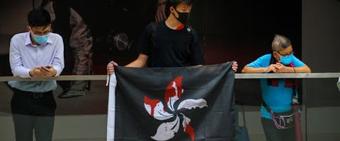 Demonstrant met de pro-democratie-vlag