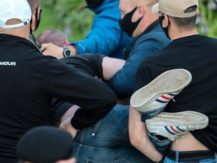 Agenten in burger pakken op 14 juli een demonstrant op in de Wit-Russische hoofdstad Minsk