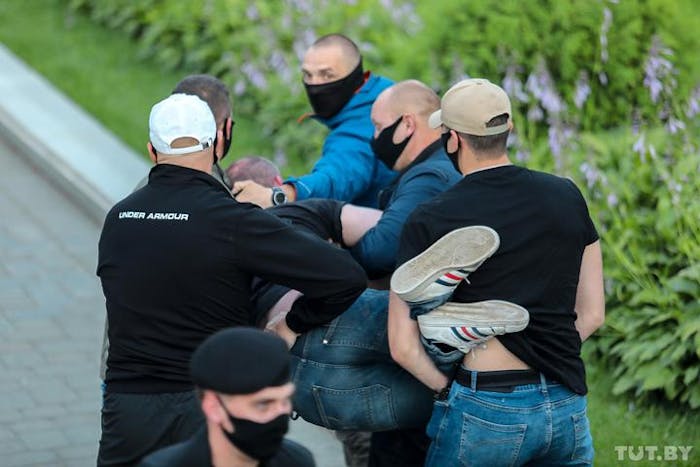 Agenten in burger pakken op 14 juli een demonstrant op in de Wit-Russische hoofdstad Minsk