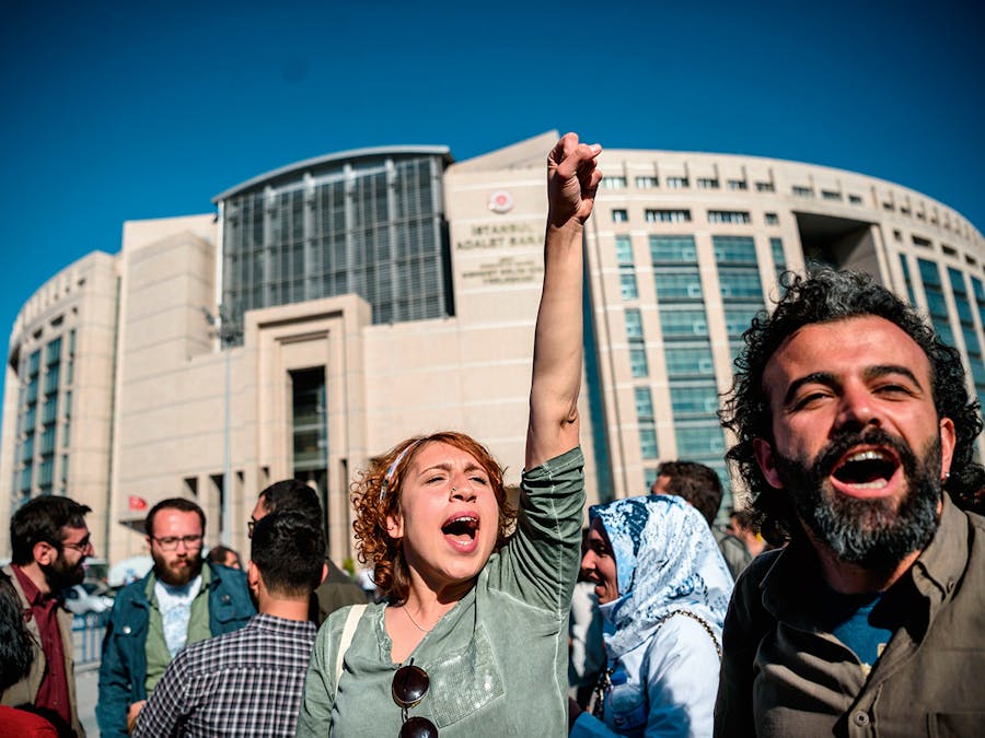 Sympathisanten vieren op 22 april voor het gerechtsgebouw in Istanbul dat de vier Academici voor Vrede in voorlopige vrijheid zijn gesteld.