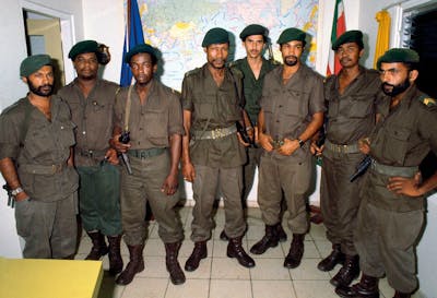 Groepsfoto van de Nationale Militaire Raad, gemaakt vlak na de staatsgreep in Suriname in 1980.