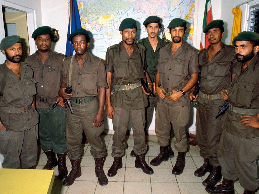 Groepsfoto van de Nationale Militaire Raad, gemaakt vlak na de staatsgreep in Suriname in 1980.
