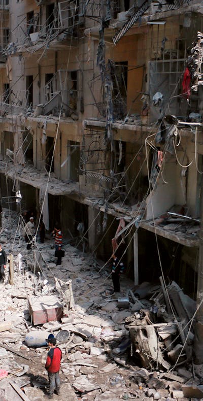 een gebombardeerde straat in Noord-Aleppo‚ half maart
