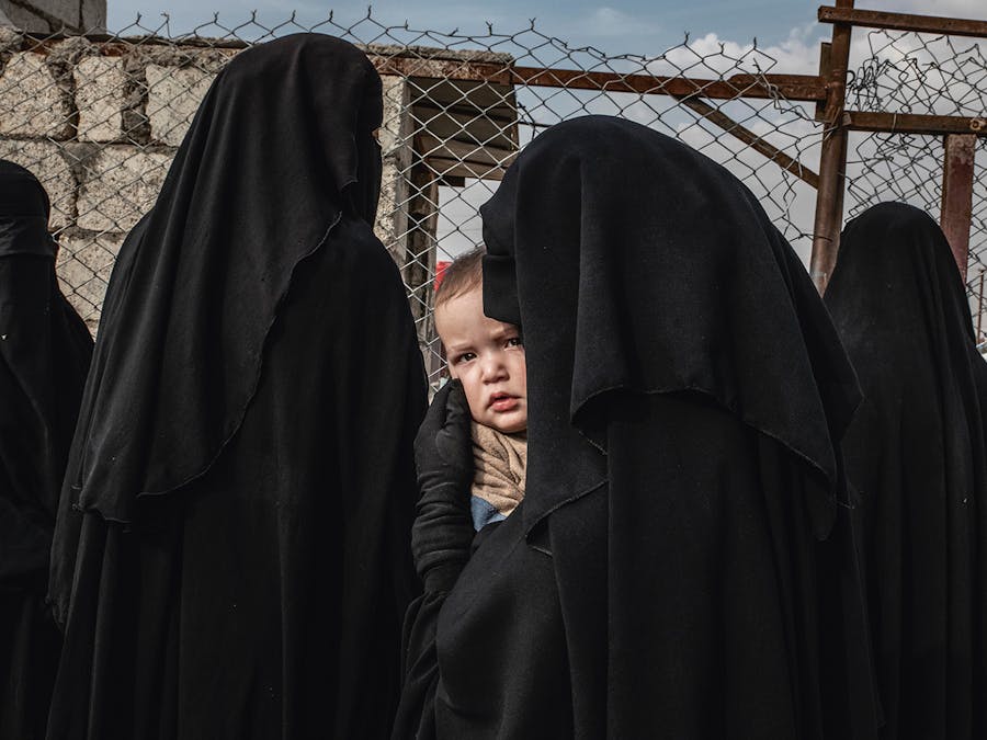 Een Russische IS-vrouw staat met haar kind in de rij voor medische hulp in het Al Hol-kamp in Noordoost-Syrië. Tot nu toe is er nog geen corona vastgesteld in het kamp.