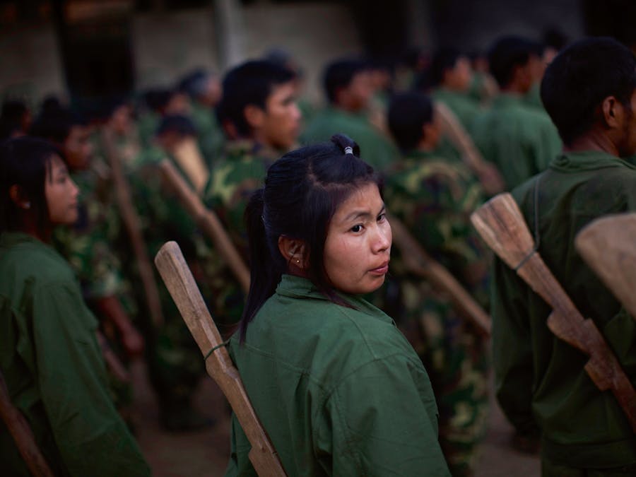 Rekruten van het Kachin-onafhankelijkheidsleger. Het regeringsleger heeft de strijd met de Kachin-minderheid de afgelopen maanden opgevoerd.