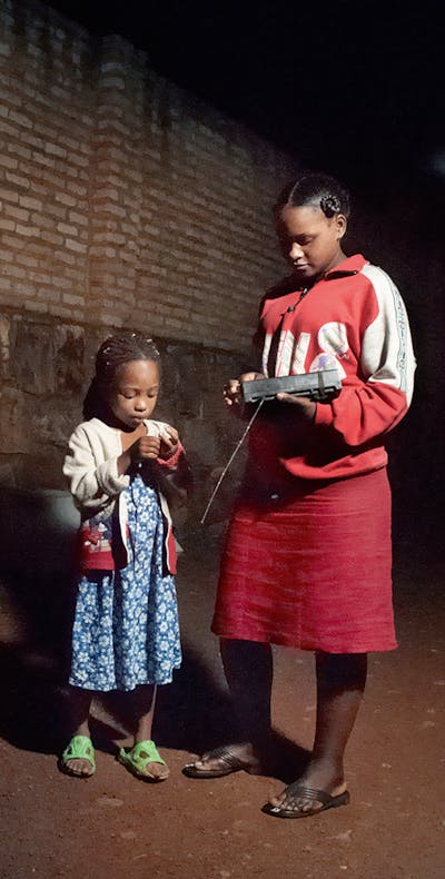 Alice (17) en haar 7-jarige zusje Jennifer‚ in Kigali.