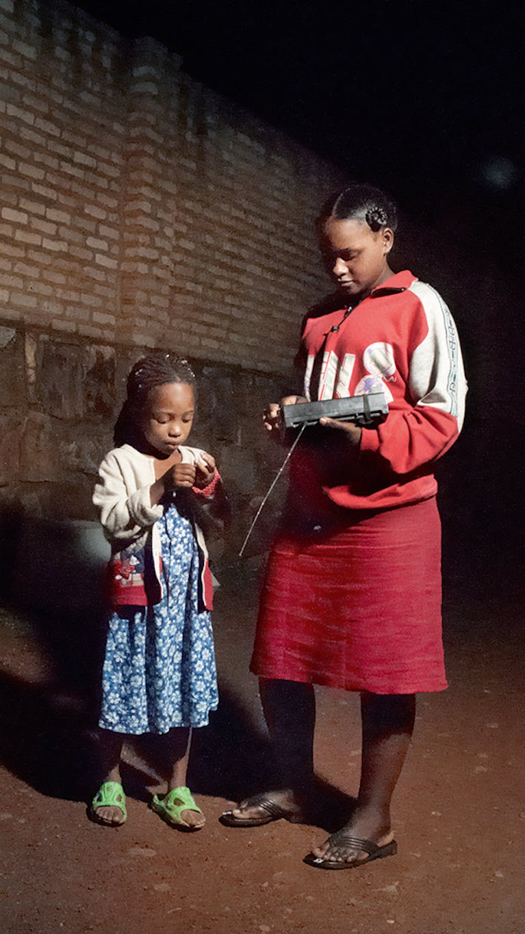Alice (17) en haar 7-jarige zusje Jennifer‚ in Kigali.