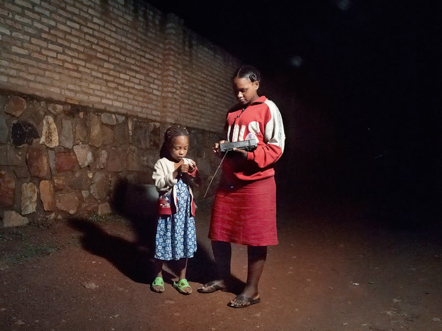 Alice (17) en haar 7-jarige zusje Jennifer‚ in Kigali.