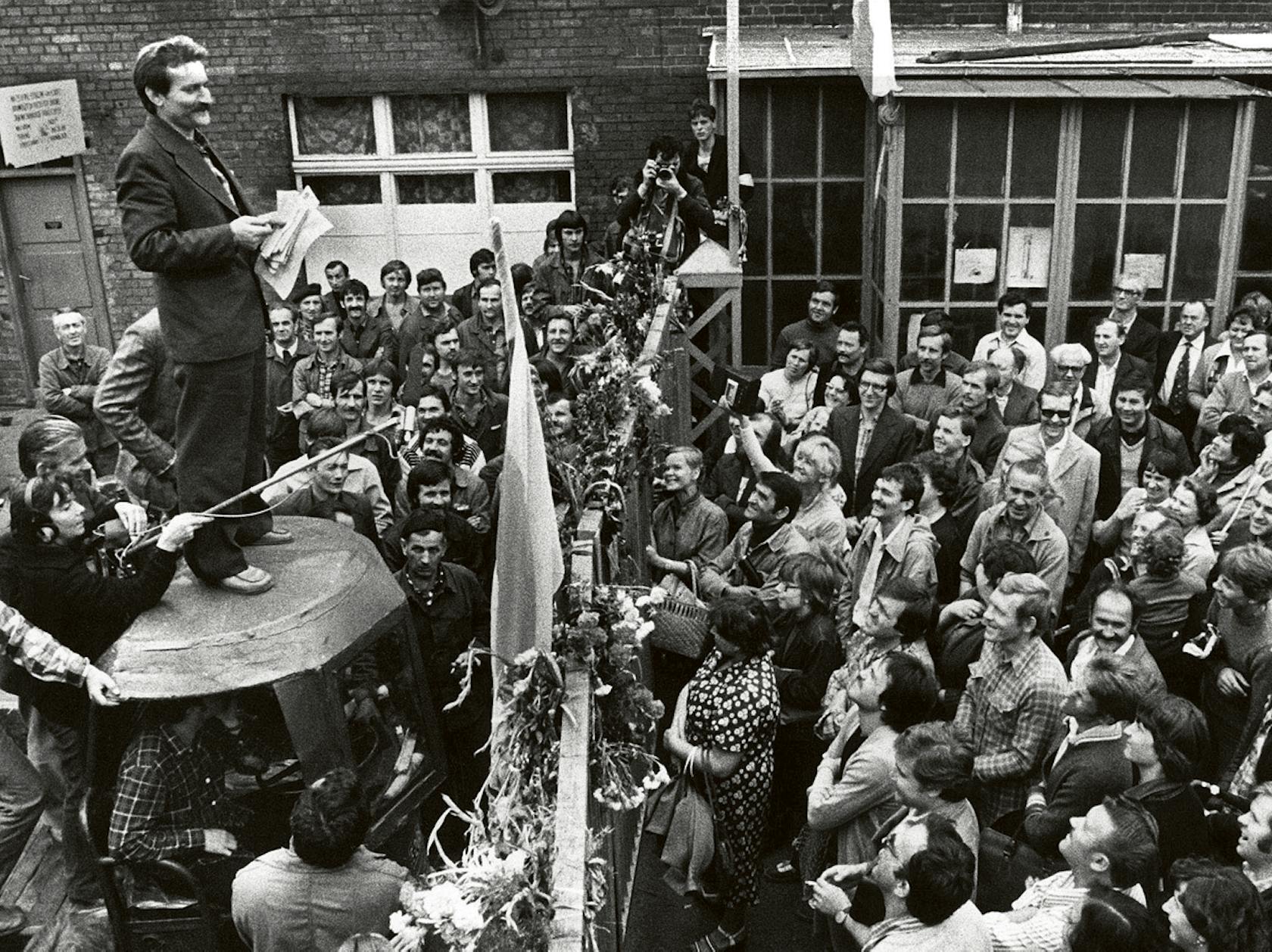 Lech Walesa spreekt werknemers van een Poolse scheepswerf toe (1980)
