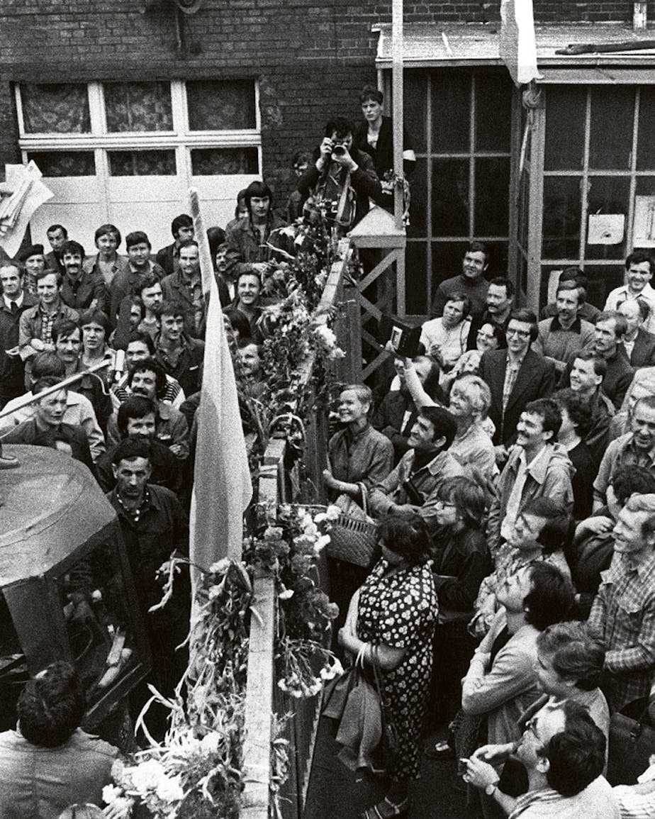 Lech Walesa spreekt werknemers van een Poolse scheepswerf toe (1980)