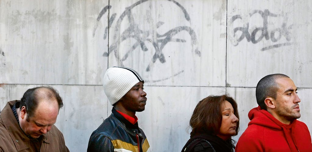 Werkzoekenden bij een arbeidsbureau in Madrid. De helft van de Spaanse jongeren heeft geen baan