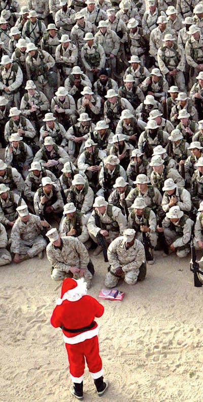 Amerikaans militair kamp in de woestijn van Koeweit viert Kerstmis in 2002. Een paar maanden later zouden de VS Irak binnenvallen.