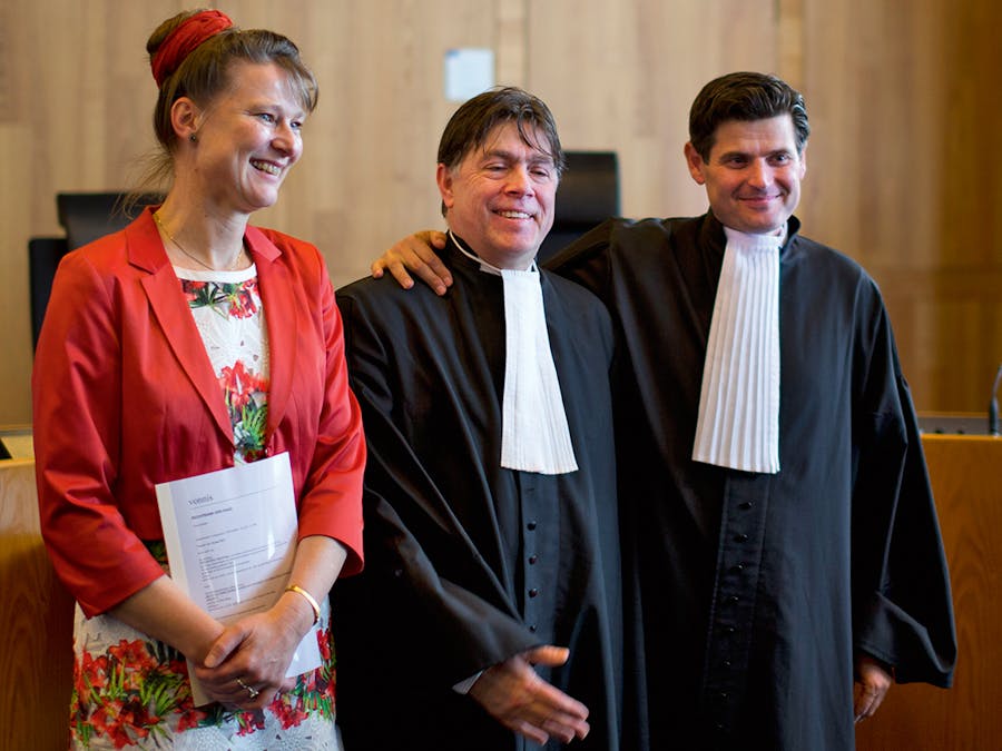 Minnesma en haar advocaten Koos van den Berg en Roger Cox.