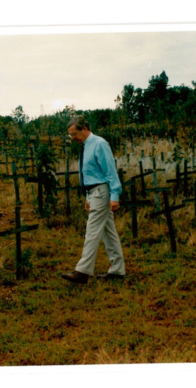 David Scheffer op een kerkhof in Rwanda