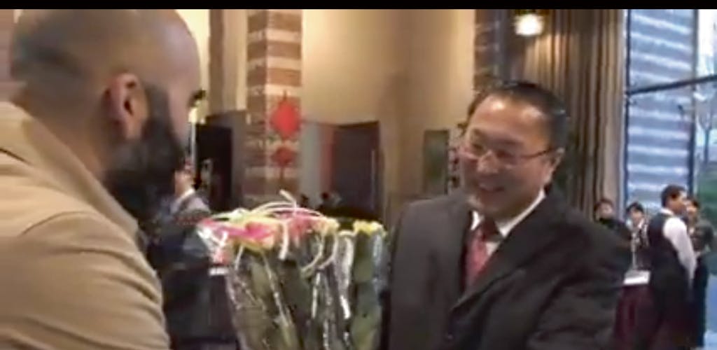 bloemen voor de Chinese ambassadeur in Den Haag