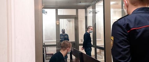 Illia en Stanislau Kostseu, 21 en 19 jaar, werden in januari 2020 ter dood veroordeeld vanwege de moord op hun buurman. Niet eerder kregen in Wit-Rusland zulke jonge mensen het doodvonnis opgelegd.