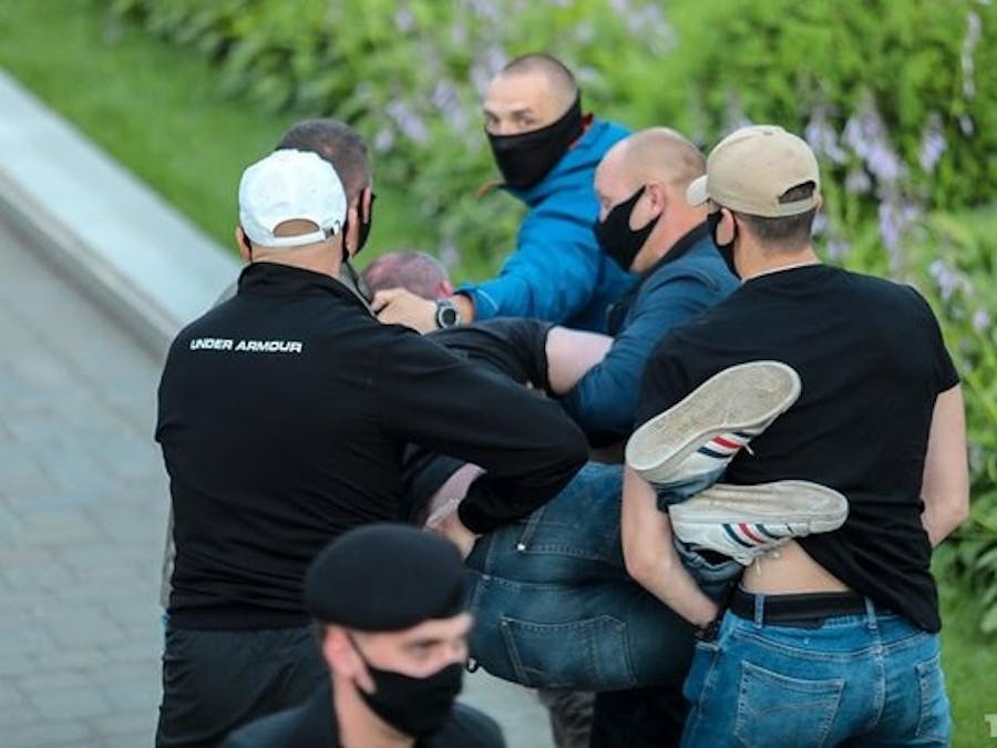 Politieagenten in burger voeren een demonstrant af in de Wit-Russisxhe hoofdstad Minsk, 14 juli 2020