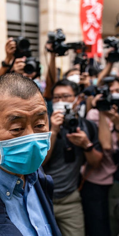 De in Hongkong opgepakte Jimmy Lai. Hij is de uitgever van de pro-democratische krant Apple Daily