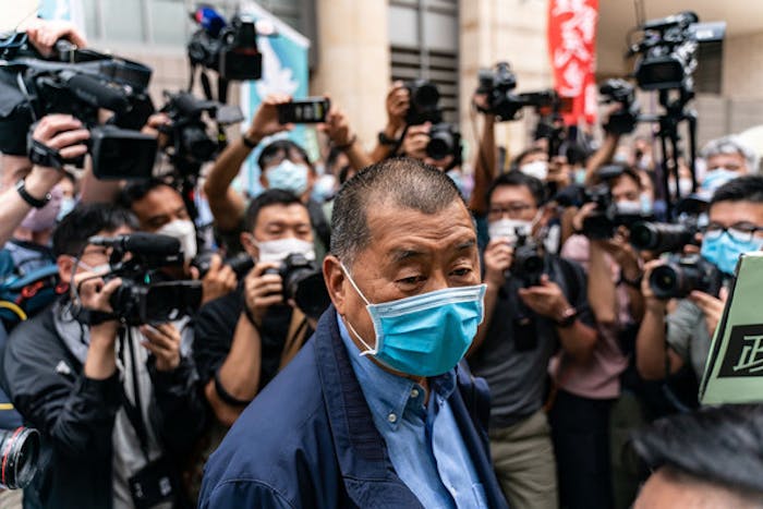 De in Hongkong opgepakte Jimmy Lai. Hij is de uitgever van de pro-democratische krant Apple Daily