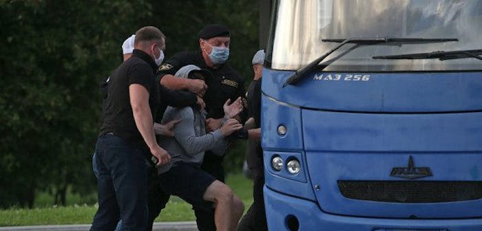 Een demonstrant die tegen de regering protesteerde wordt opgepakt in Minsk, Wit-Rusland, 14 juli 2020
