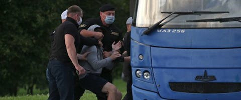 Een demonstrant die tegen de regering protesteerde wordt opgepakt in Minsk, Wit-Rusland, 14 juli 2020