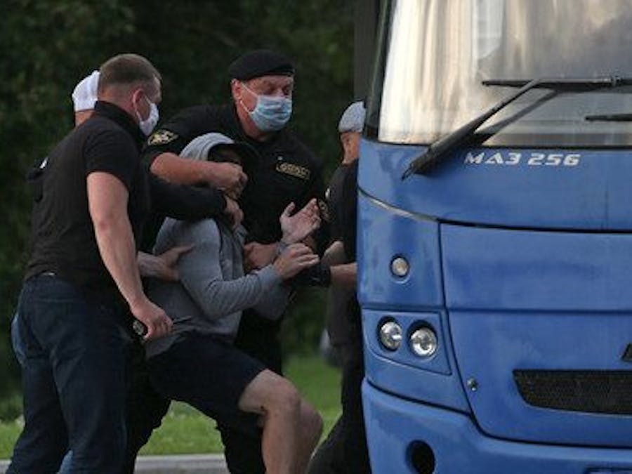 Een demonstrant die tegen de regering protesteerde wordt opgepakt in Minsk, Wit-Rusland, 14 juli 2020