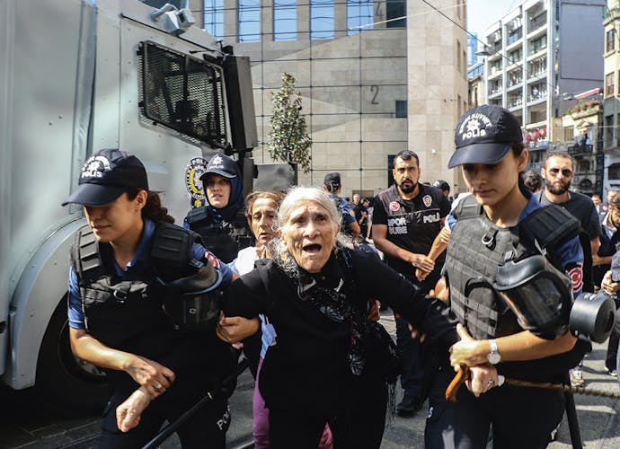 Emine Ocak, de moeder van Hasan Ocak, werd in maart 2018 (weer) weggesleept door de politie.