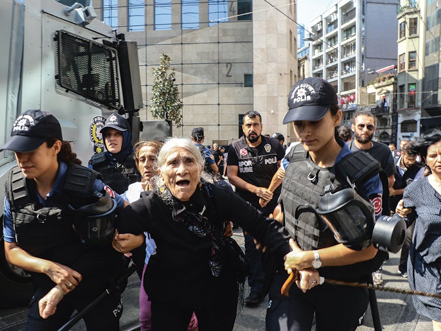 Emine Ocak, de moeder van Hasan Ocak, werd in maart 2018 (weer) weggesleept door de politie.