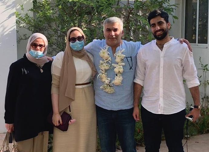 De Bahreinse mensenrechtenverdediger Nabeel Rajab na zijn vrijlating, samen met zijn familie op 9 juni 2020.