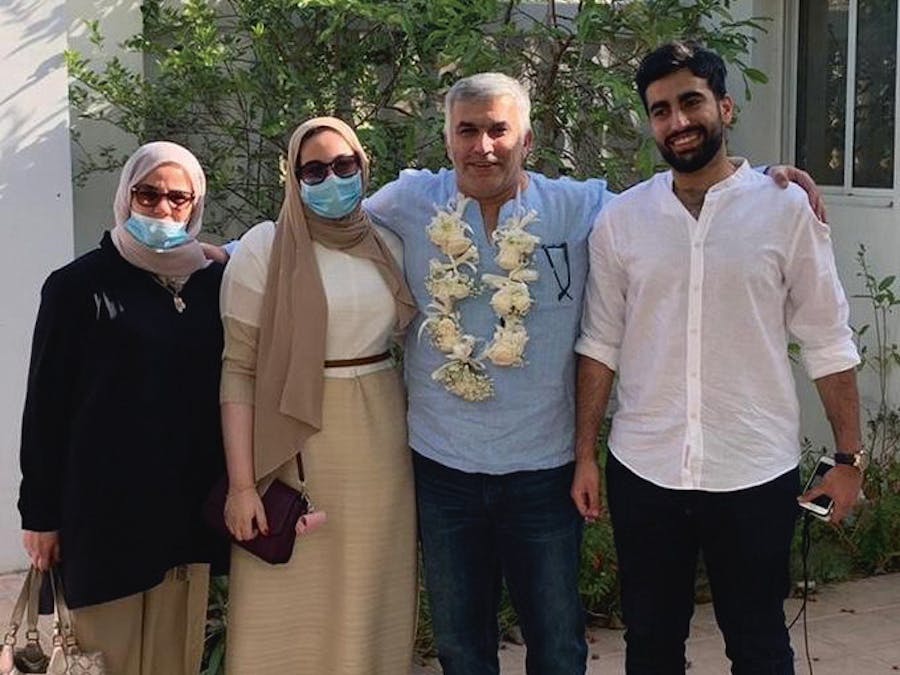 De Bahreinse mensenrechtenverdediger Nabeel Rajab na zijn vrijlating, samen met zijn familie op 9 juni 2020.