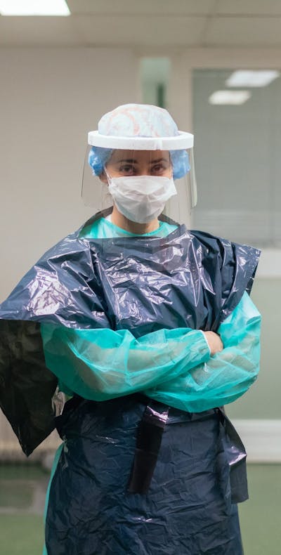 Een Spaanse EHBO-verpleegkundige beschermt zichzelf met vuilniszakken en een geleend masker, omdat er niet genoeg beschermingsmateriaal is (maart 2020).