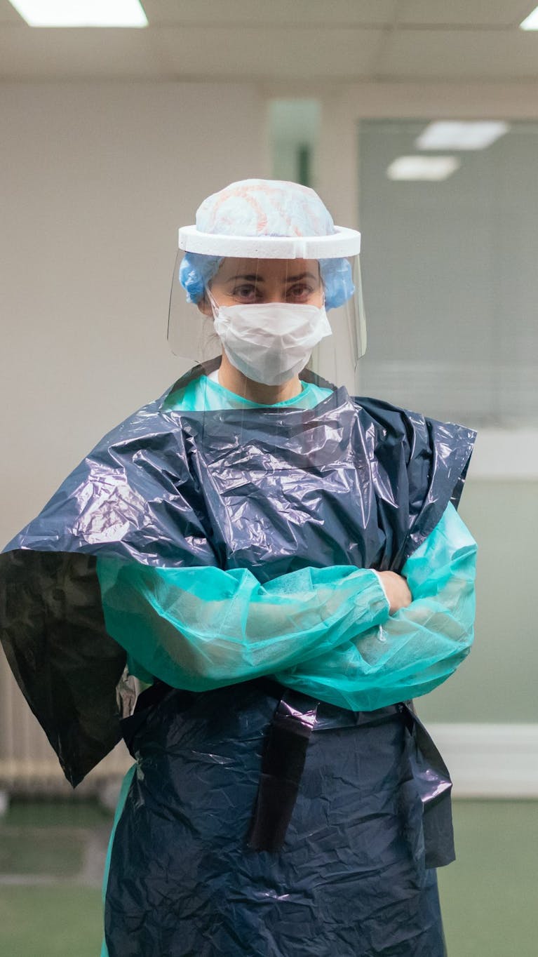 Een Spaanse EHBO-verpleegkundige beschermt zichzelf met vuilniszakken en een geleend masker, omdat er niet genoeg beschermingsmateriaal is (maart 2020).