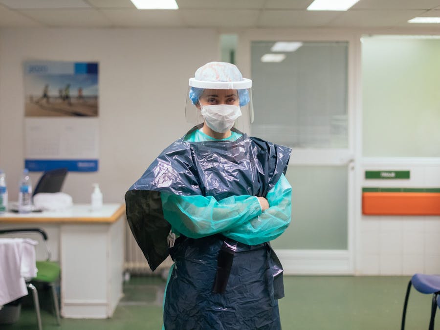 Een Spaanse EHBO-verpleegkundige beschermt zichzelf met vuilniszakken en een geleend masker, omdat er niet genoeg beschermingsmateriaal is (maart 2020).