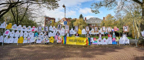 Voor de Russiche Ambassade in Den Haag demonstreert Amnesty voor de vrijlating van de Russische kunstenares en activiste Yulia Tsvetkova. Zij wordt beschuldigd van het ‘maken en verspreiden van pornografische materialen’. Tsvetkova, die zich inzet voor vrouwenrechten en LHBTI’ers, had op sociale media tekeningen geplaatst van het naakte vrouwelijk lichaam.