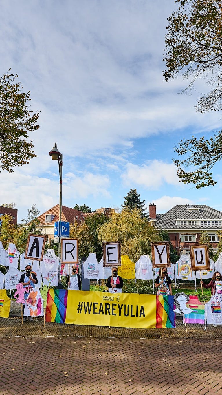 Voor de Russiche Ambassade in Den Haag demonstreert Amnesty voor de vrijlating van de Russische kunstenares en activiste Yulia Tsvetkova. Zij wordt beschuldigd van het ‘maken en verspreiden van pornografische materialen’. Tsvetkova, die zich inzet voor vrouwenrechten en LHBTI’ers, had op sociale media tekeningen geplaatst van het naakte vrouwelijk lichaam.